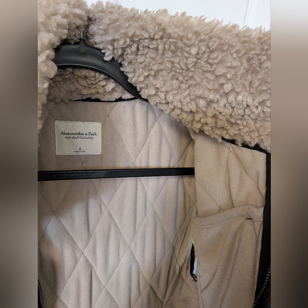 Abercrombie & Fitch Cropped Two-Tone Sherpa Vest - Picture 6 of 16